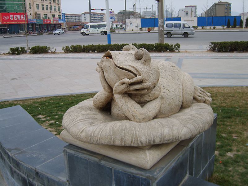 青蛙石雕像
