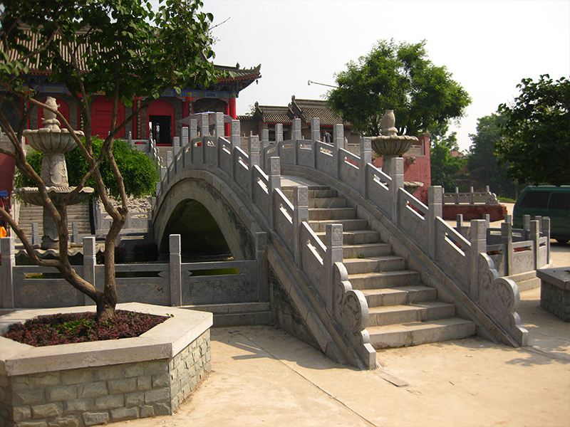 景区石雕拱桥